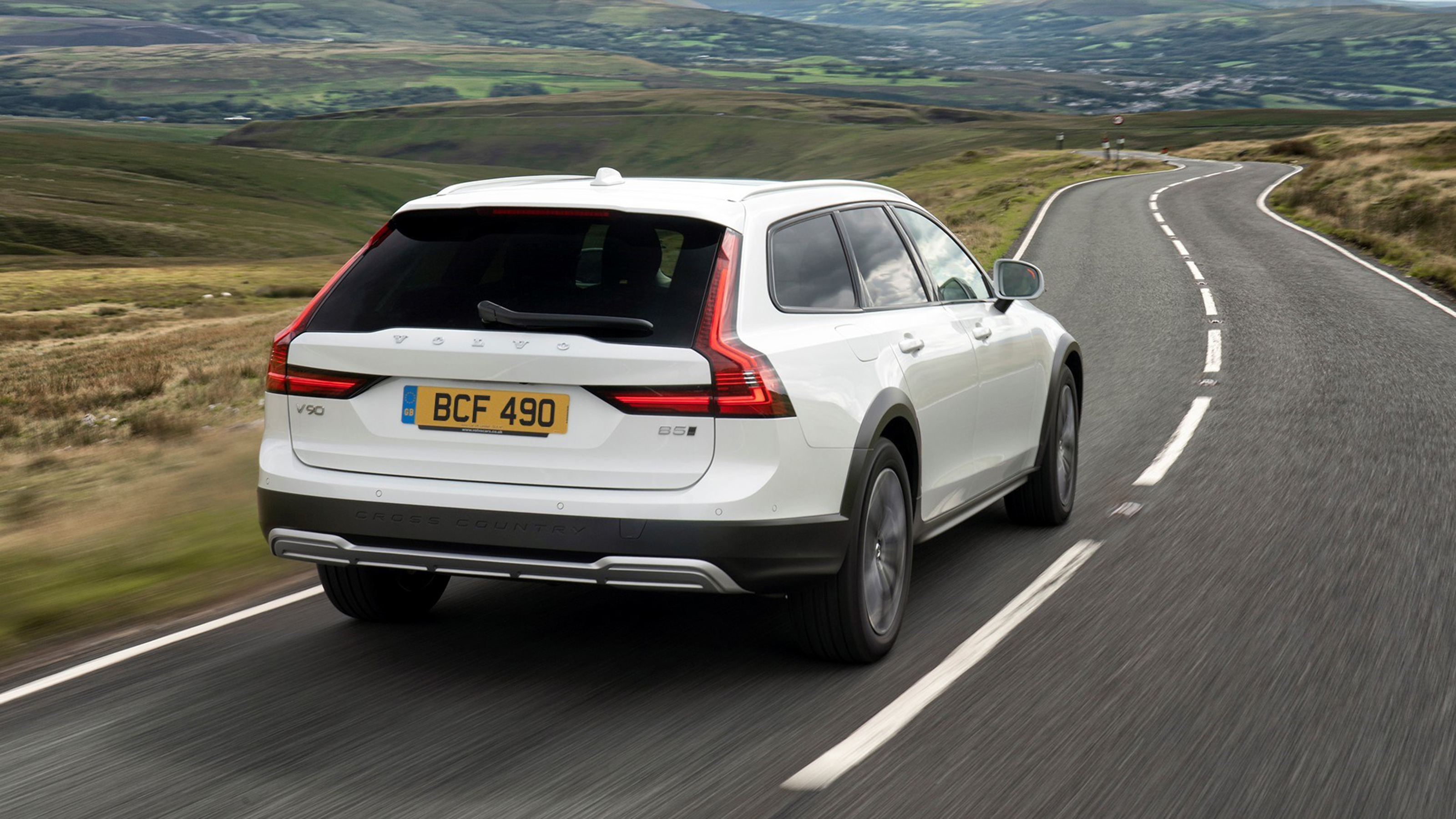 Volvo V90 Cross Country rear 3/4 tracking