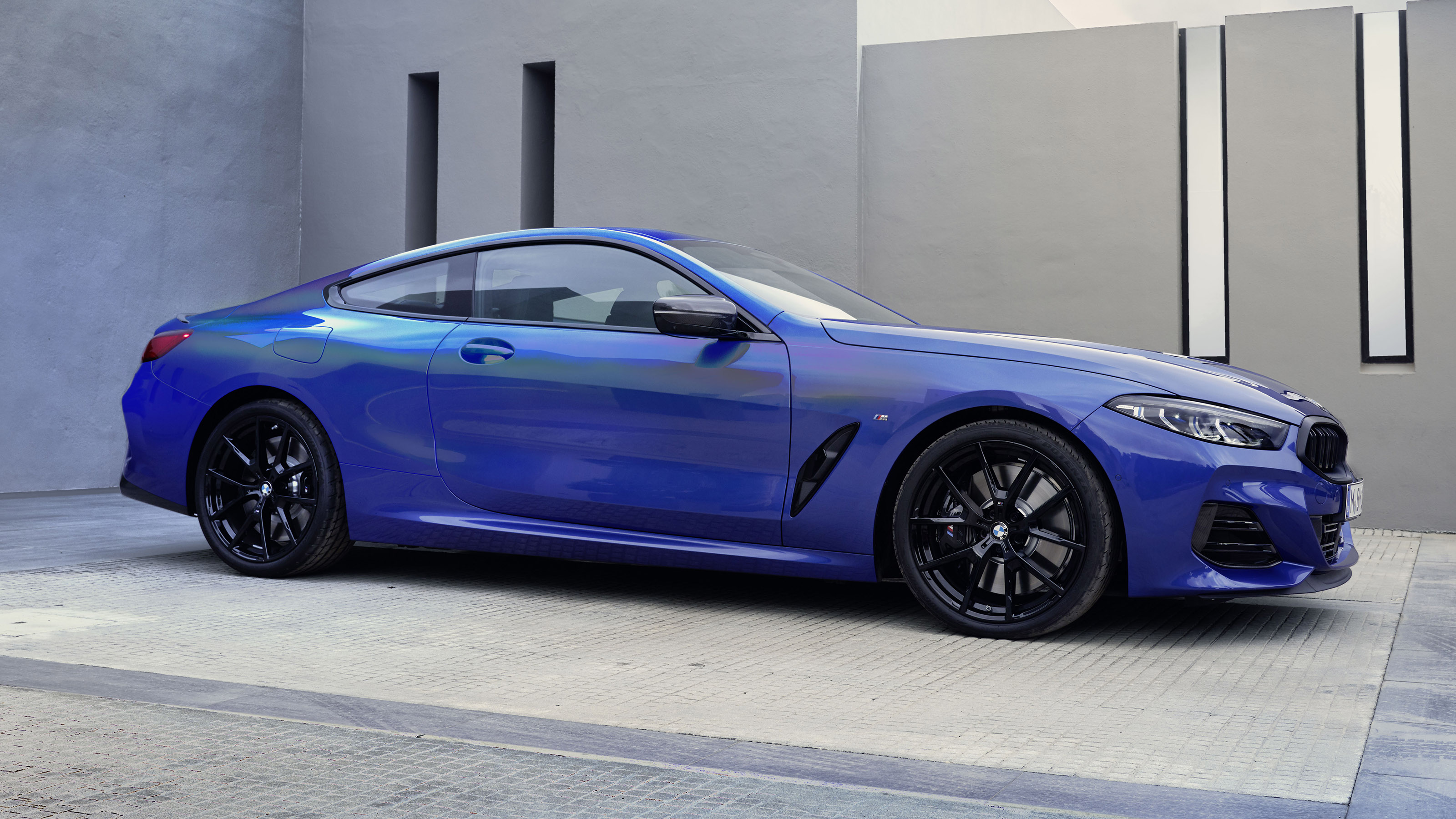 2022 BMW 8 Series side