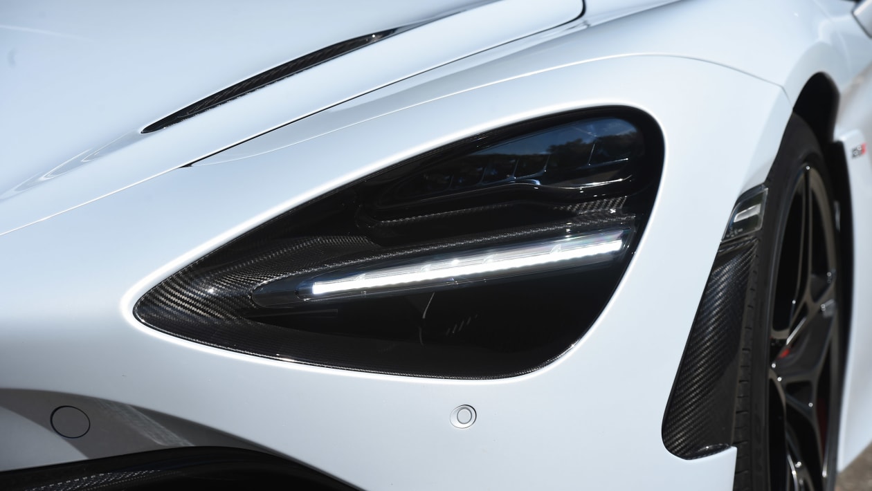 McLaren 720S coupe - headlight close