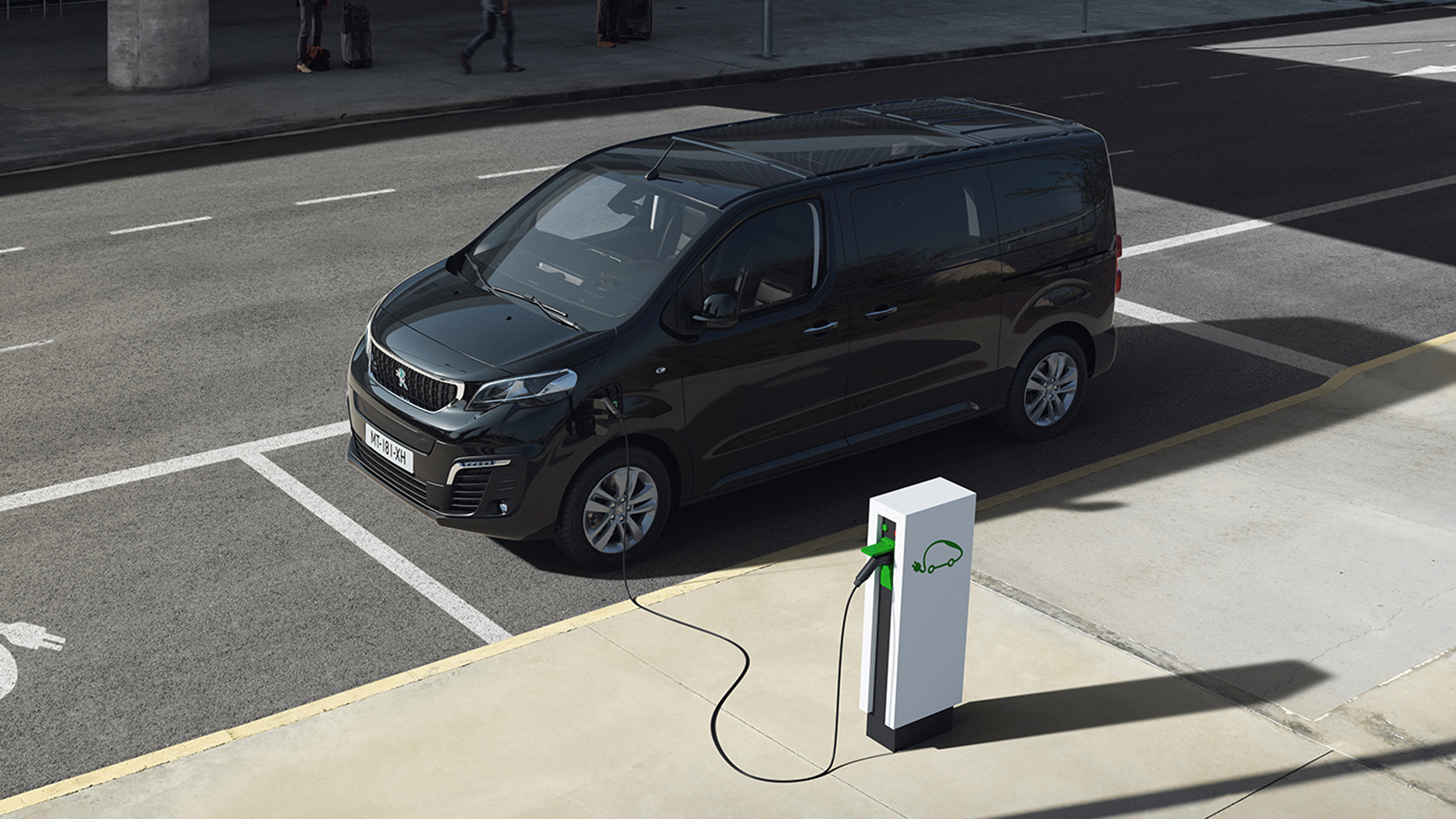 Peugeot e-Traveller MPV side static