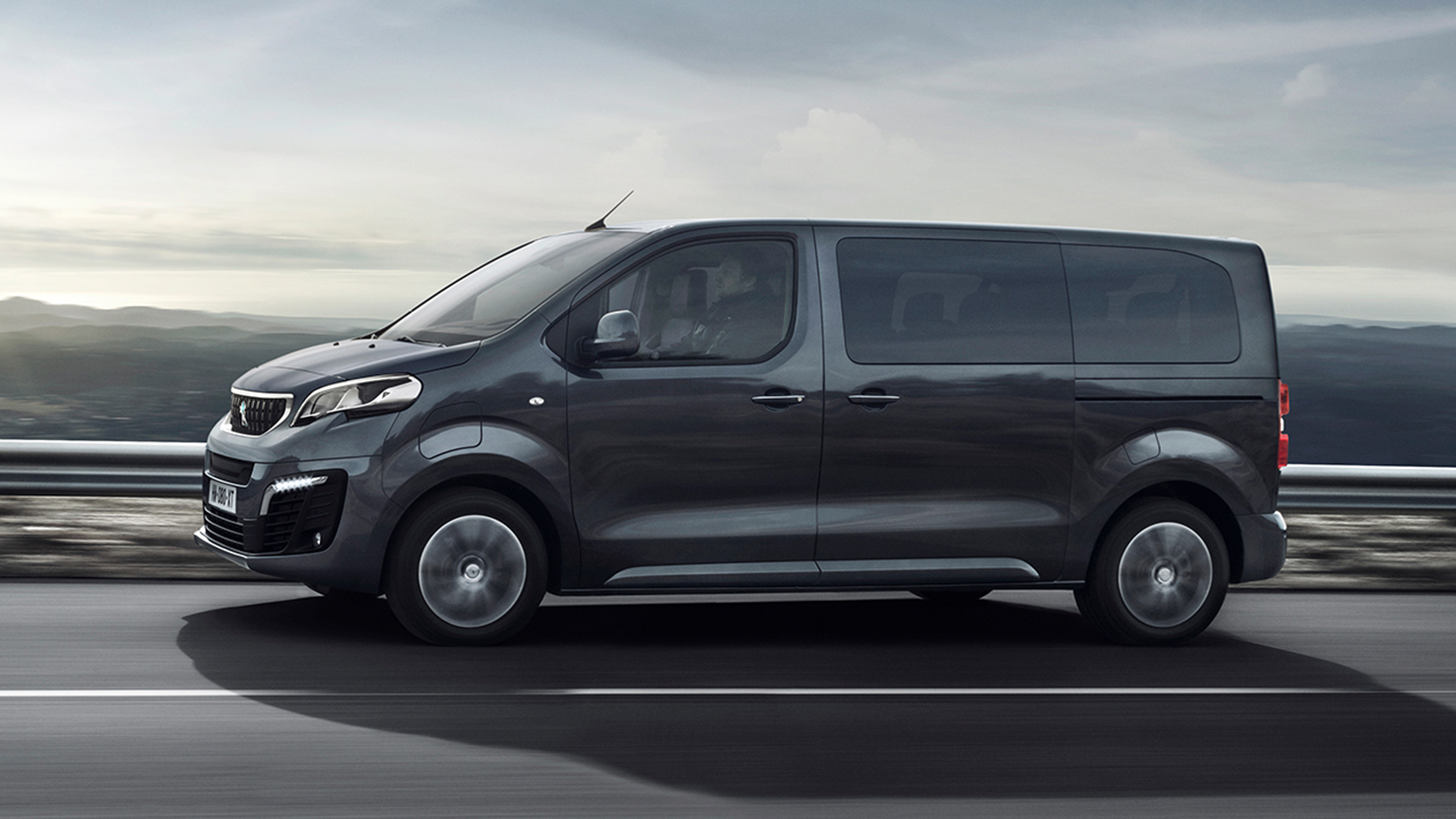 Peugeot e-Traveller MPV side panning
