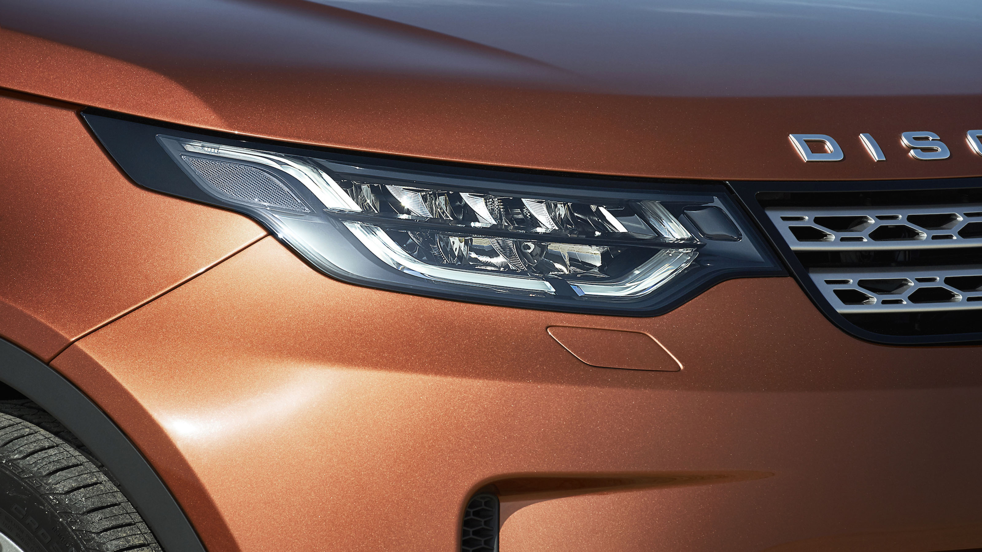 2016 Land Rover Discovery headlight