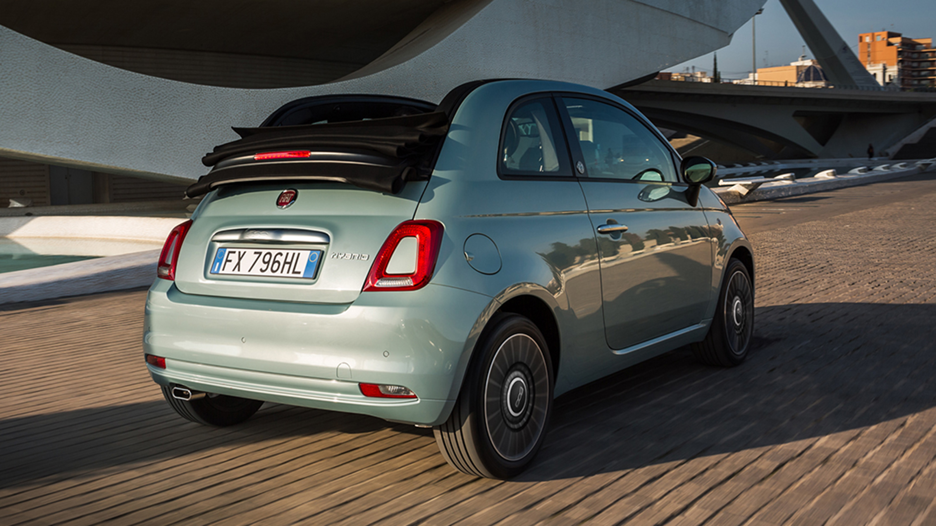 Fiat 500C driving - rear
