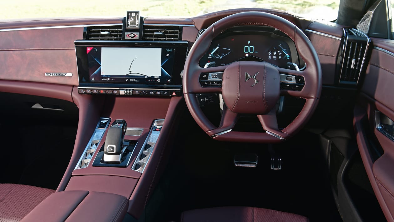 DS 9 saloon - interior 