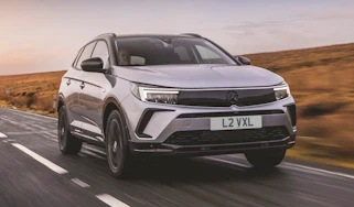 Vauxhall Grandland SUV - front 3/4 dynamic