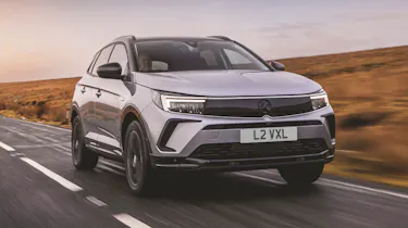 Vauxhall Grandland SUV - front 3/4 dynamic