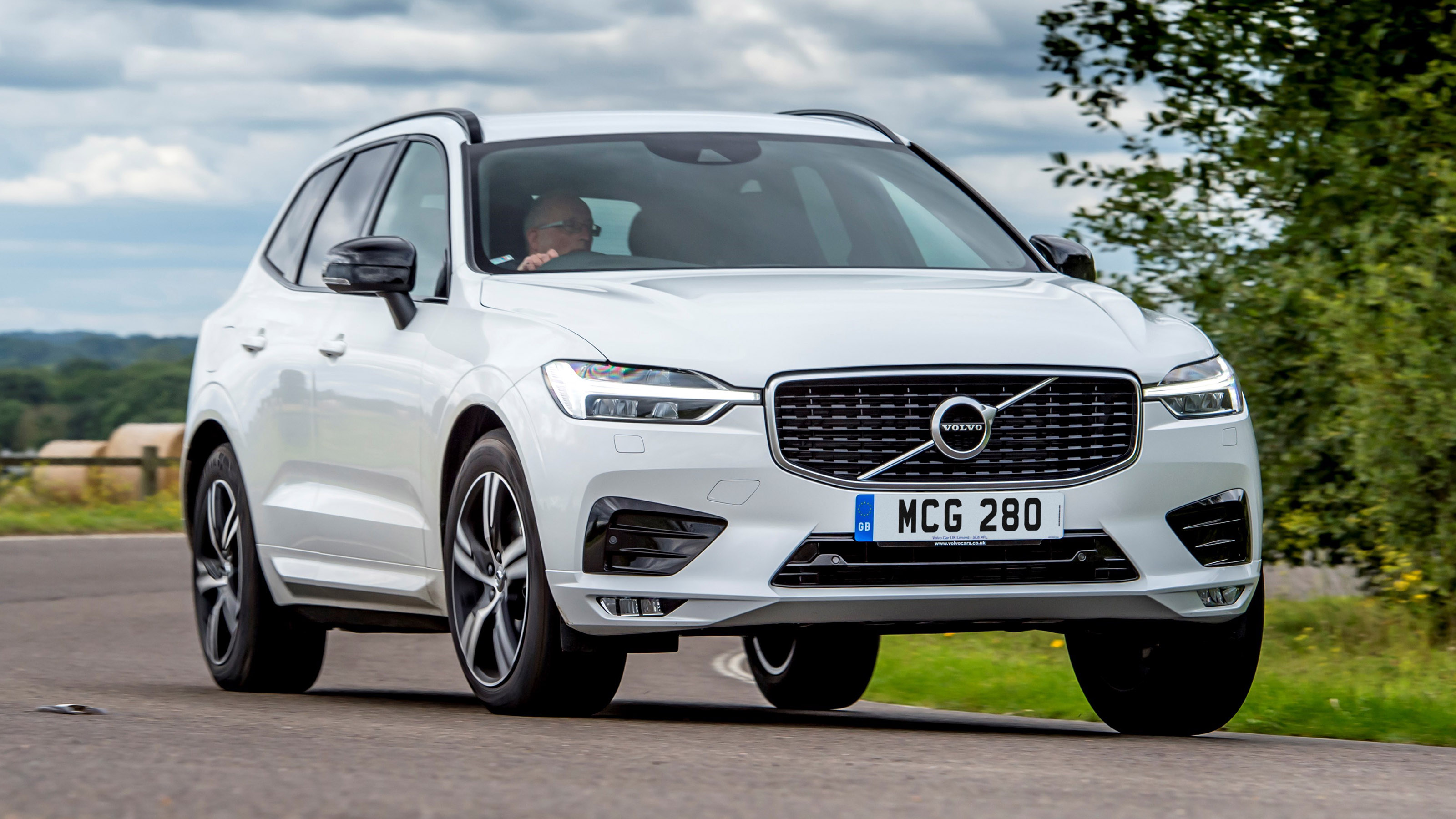 Volvo XC60 R-Design driving - front