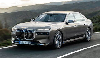 BMW i7 driving - front
