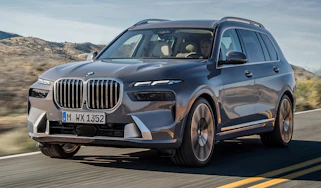 BMW X7 facelift driving