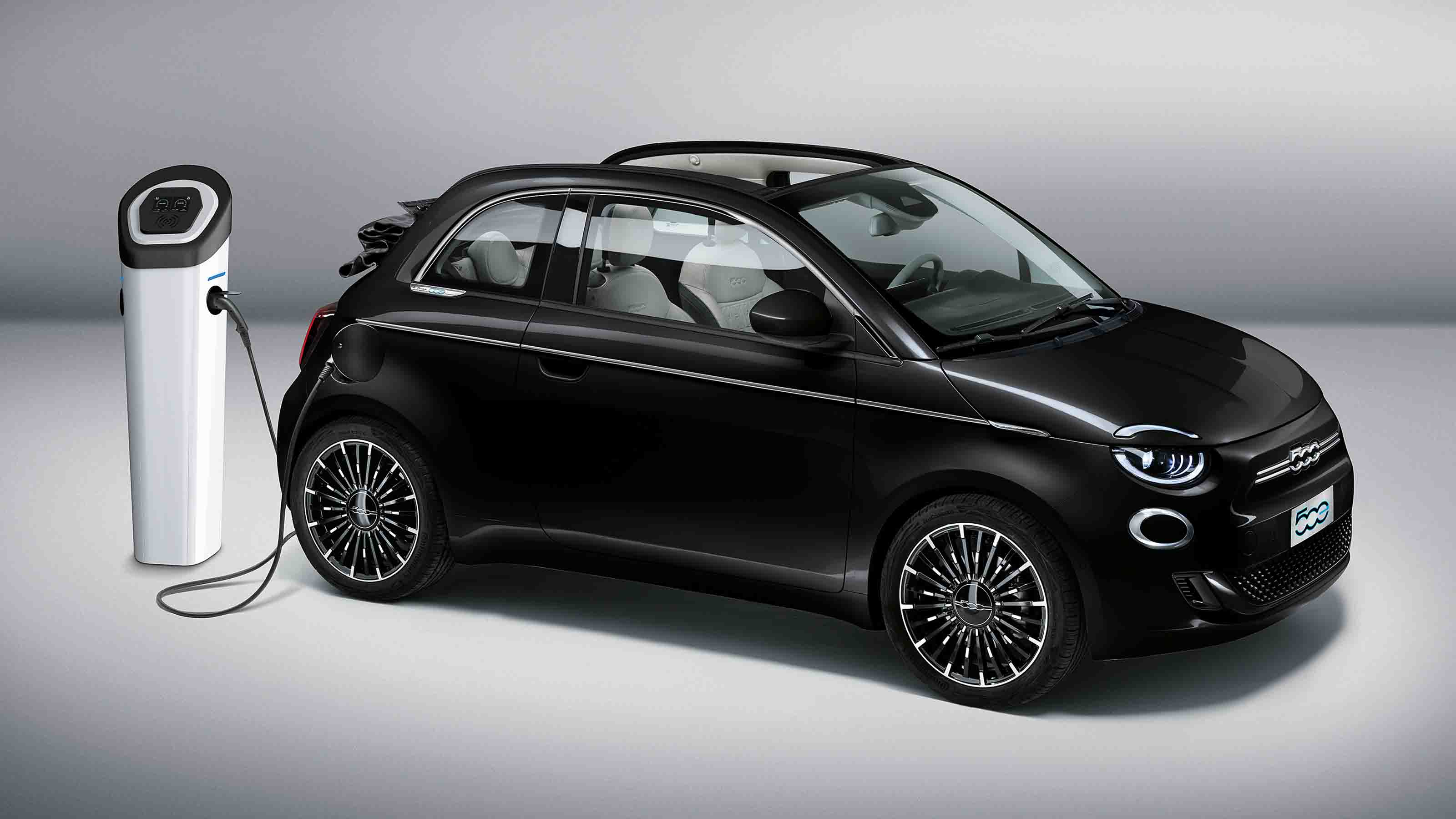 Fiat 500 La Prima by Bocelli charging
