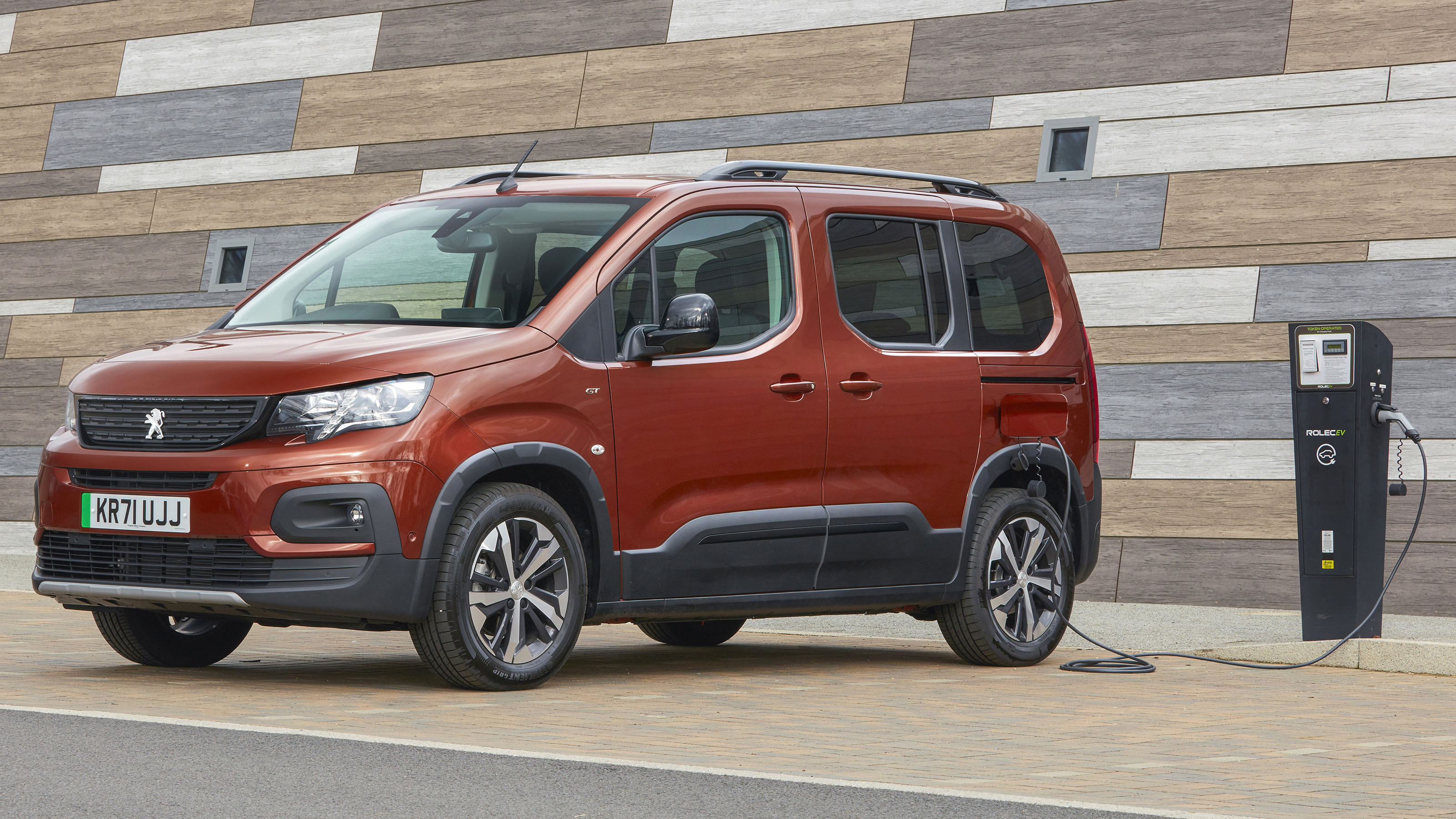 Peugeot e-Rifter charging