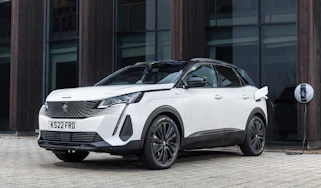 2022 Peugeot 5008 fromt passenger side