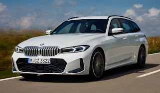 2022 BMW 3 Series Touring - front 1