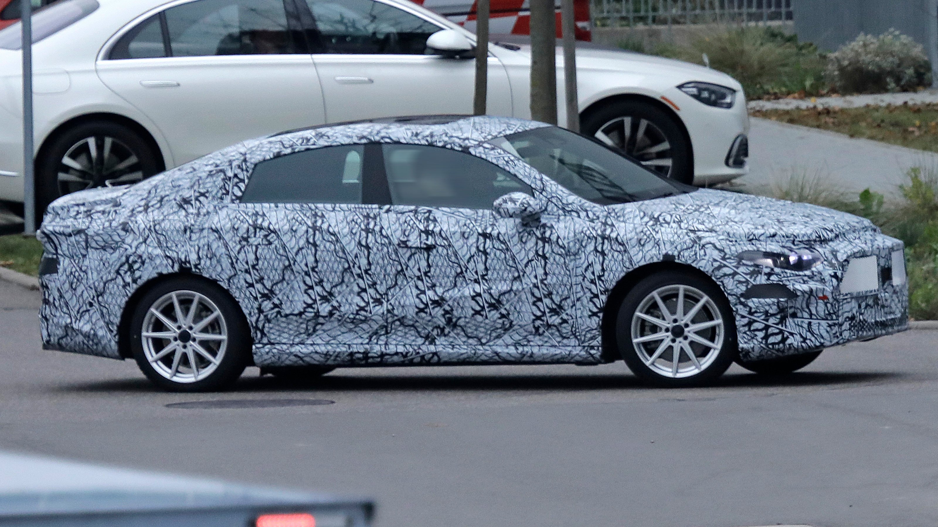 Mercedes EQA - 2