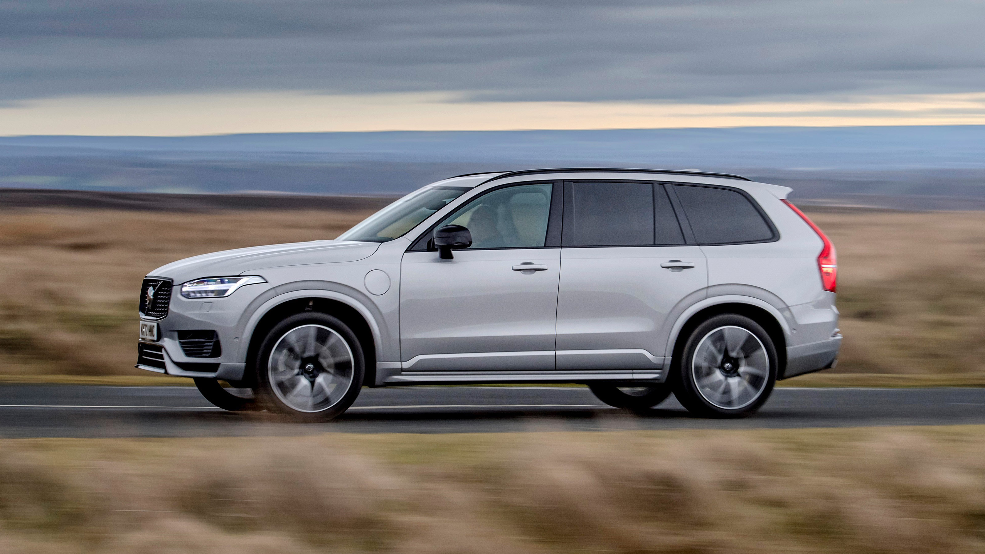 Volvo XC90 Recharge side panning