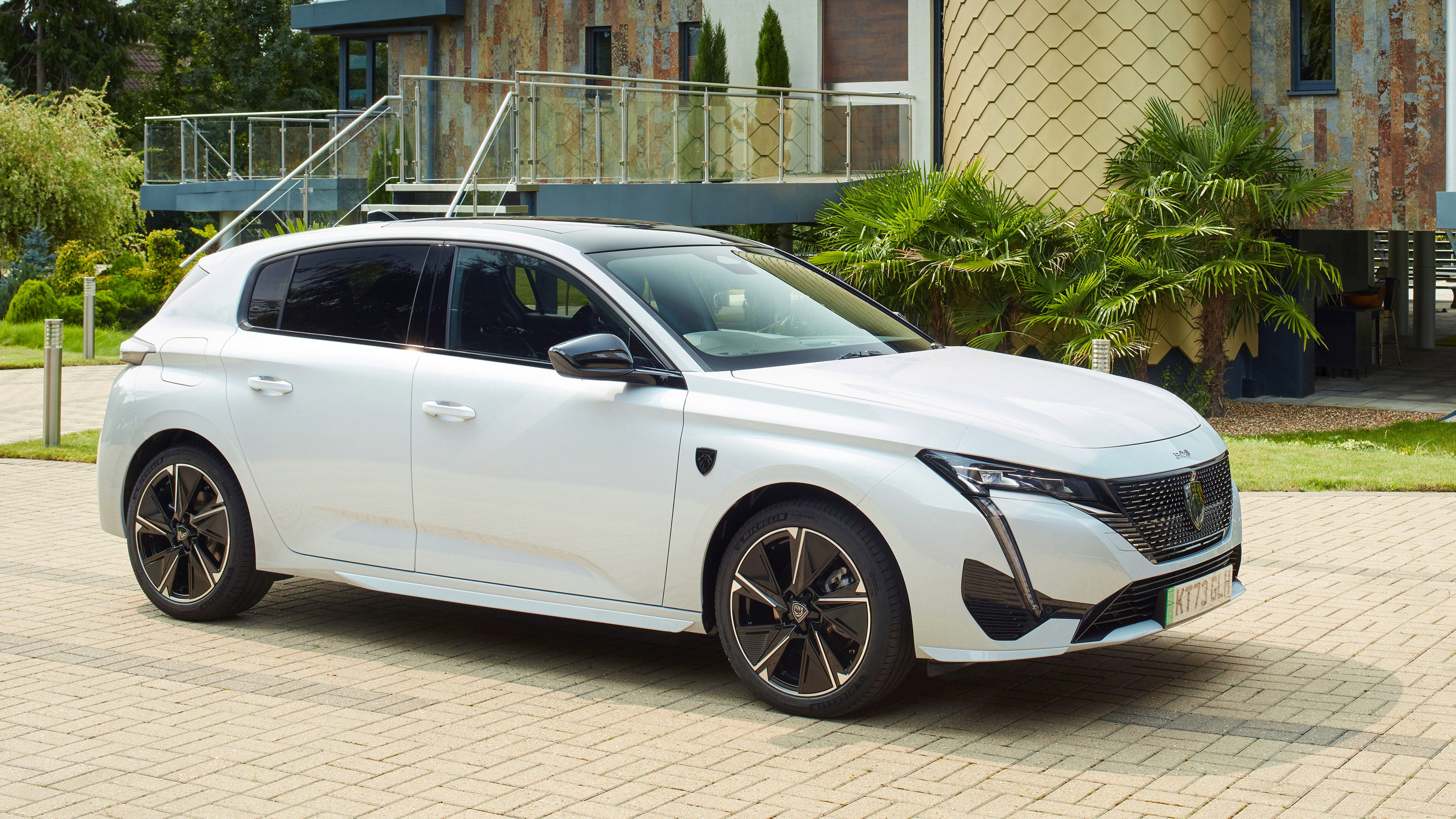 Peugeot E-308 hatchback front 3/4 static