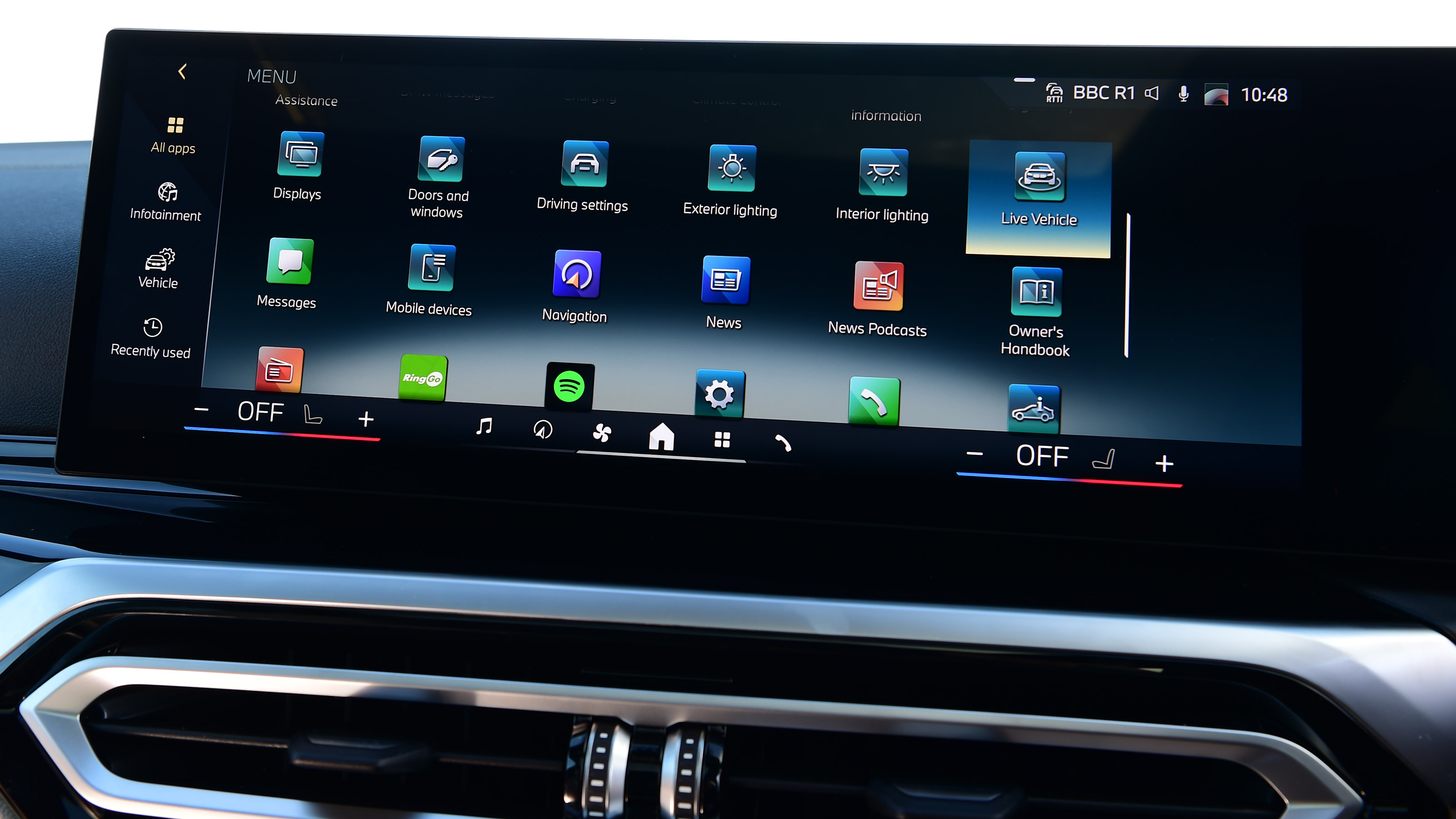 BMW i4 eDrive35 infotainment