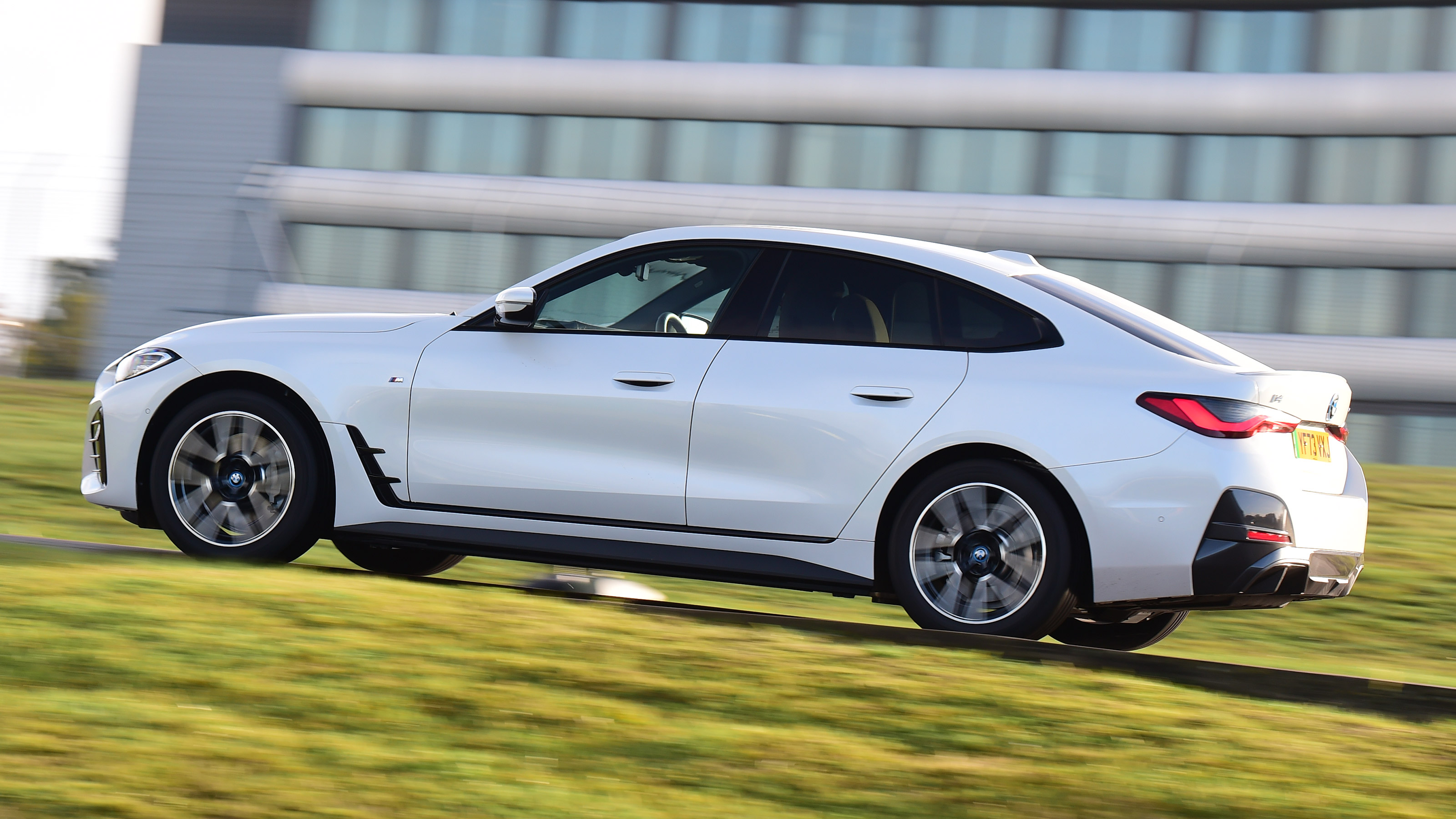 BMW i4 eDrive35 side panning