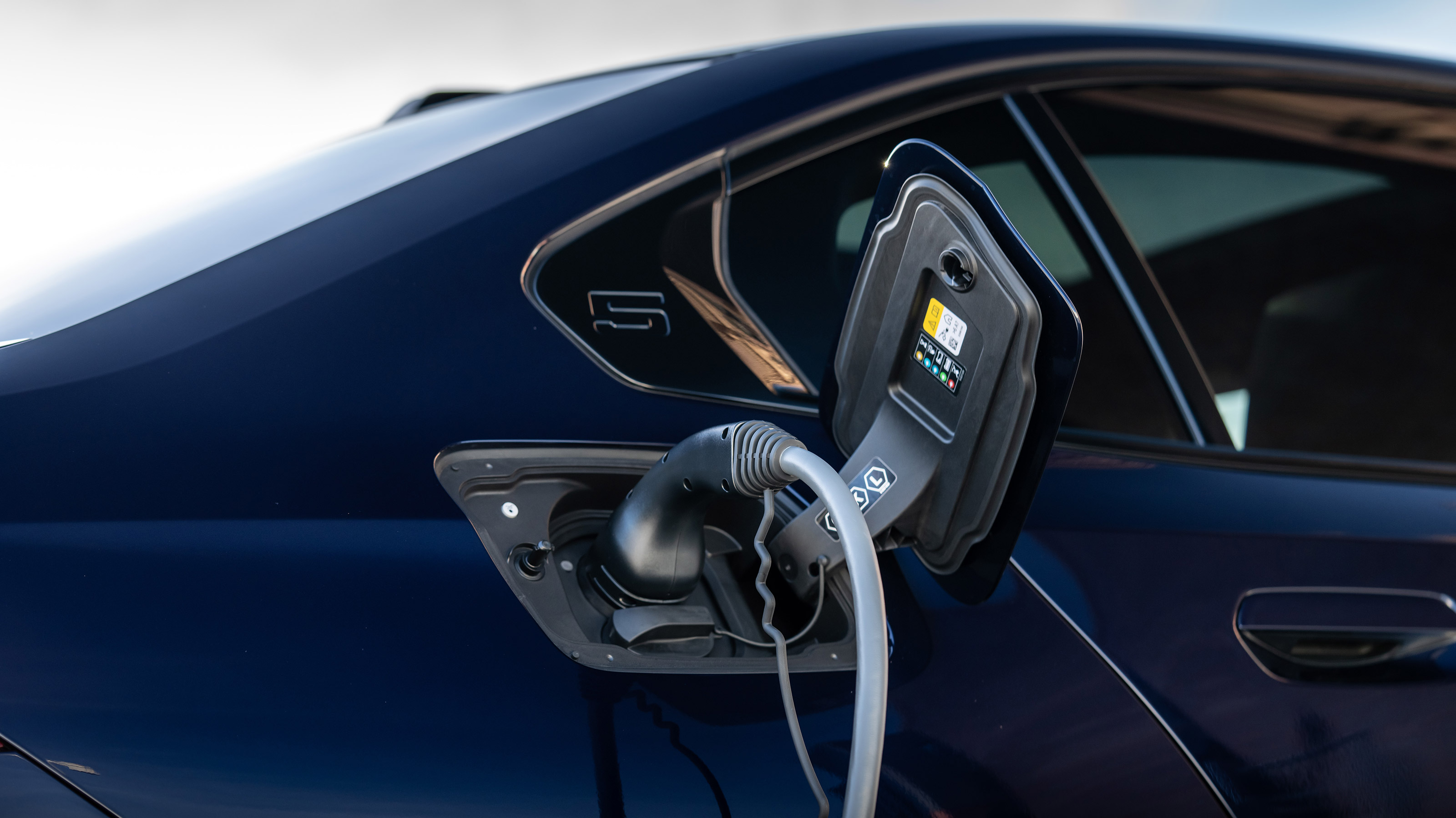 BMW i5 UK charging cable