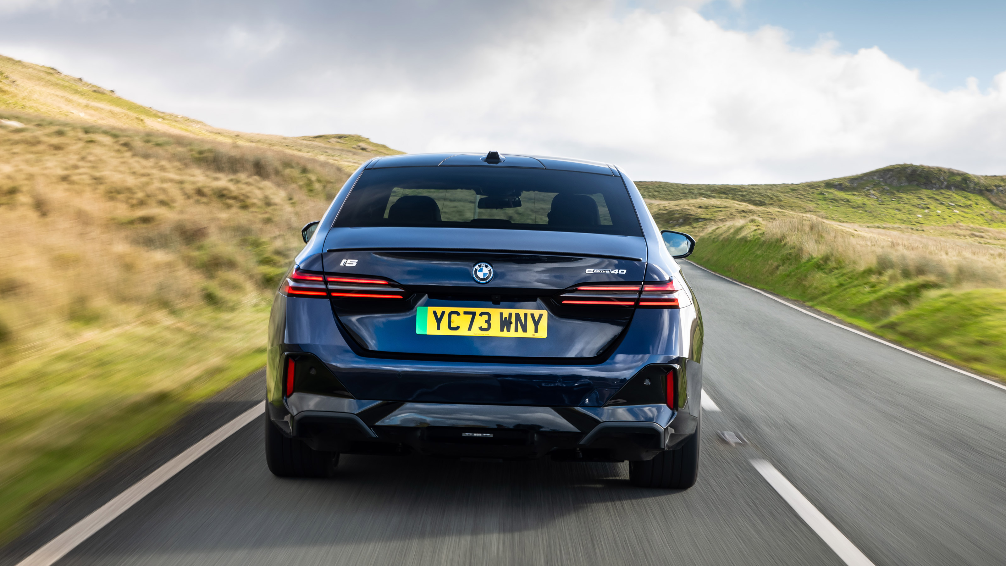 BMW i5 UK rear tracking