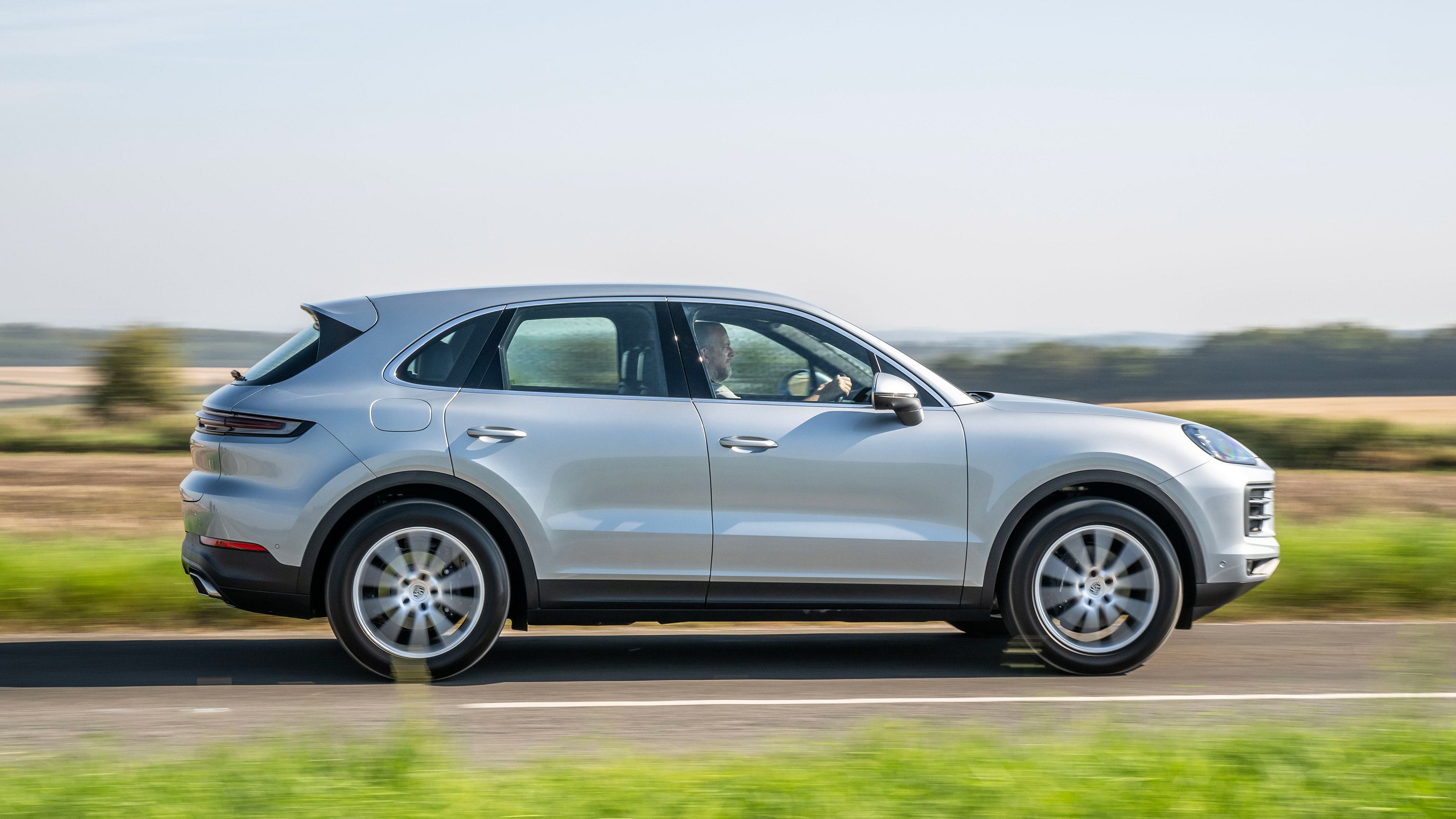 Porsche Cayenne SUV side panning