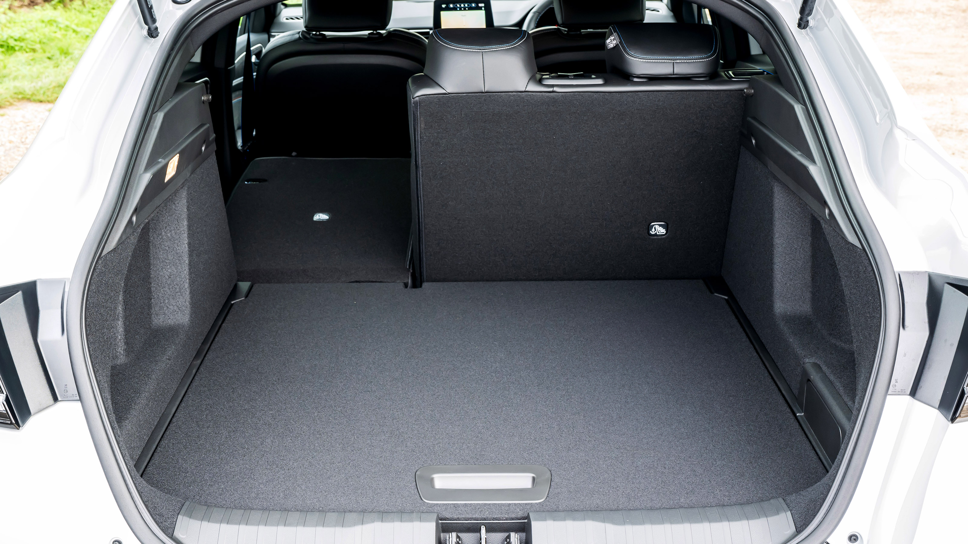 Renault Arkana facelift split and folding rear seats