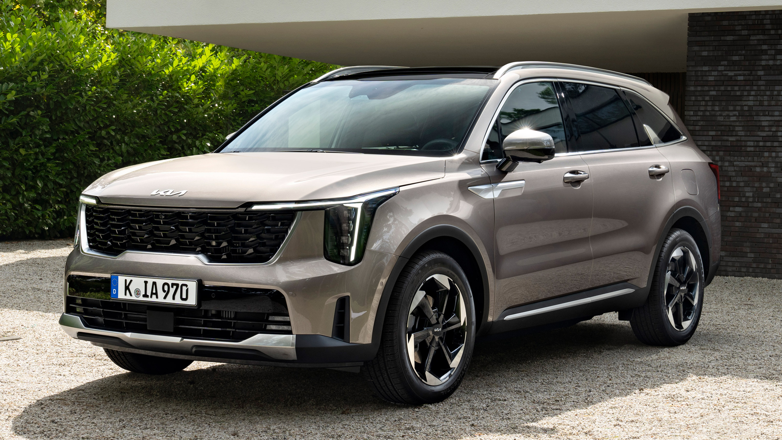 Facelifted Kia Sorento front-quarter static view