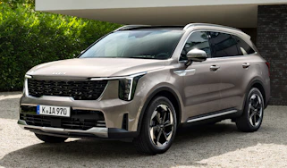 Facelifted Kia Sorento front-quarter static view