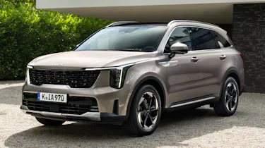 Facelifted Kia Sorento front-quarter static view
