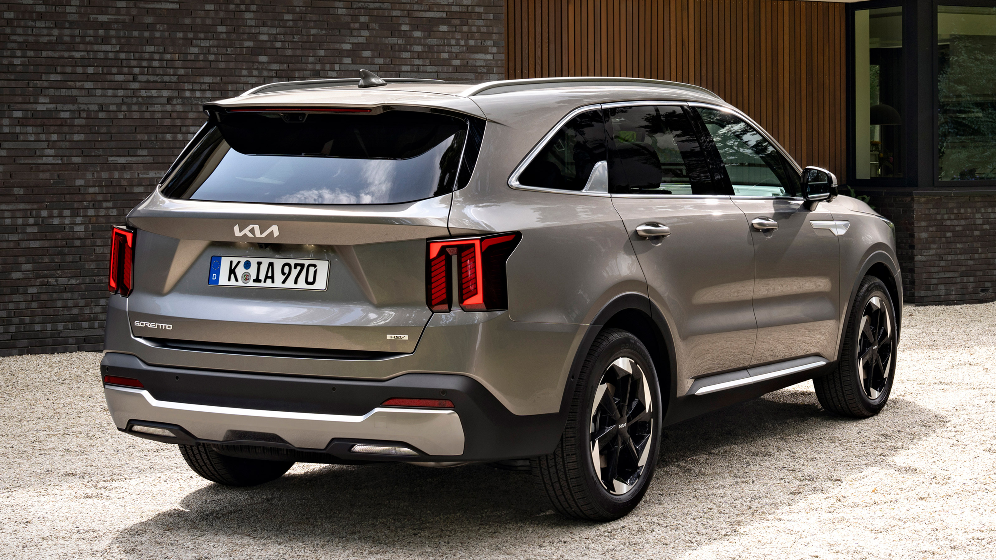 Facelifted Kia Sorento rear-quarter static view
