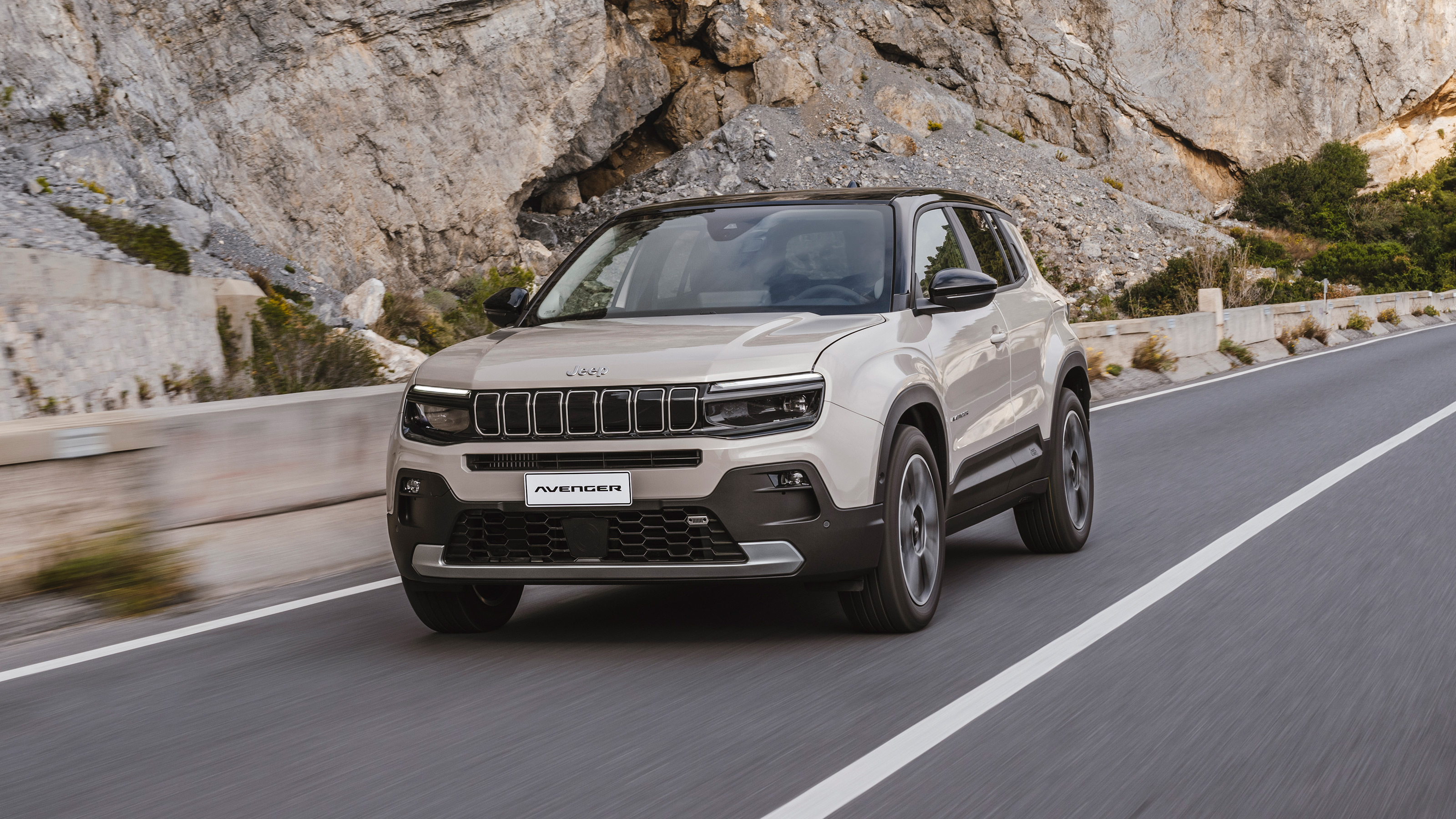Jeep Avenger e-Hybrid font quarter dynamic view