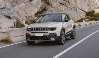 Jeep Avenger e-Hybrid font quarter dynamic view