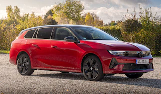 Vauxhall Astra Sports Tourer Electric static front-quarter view