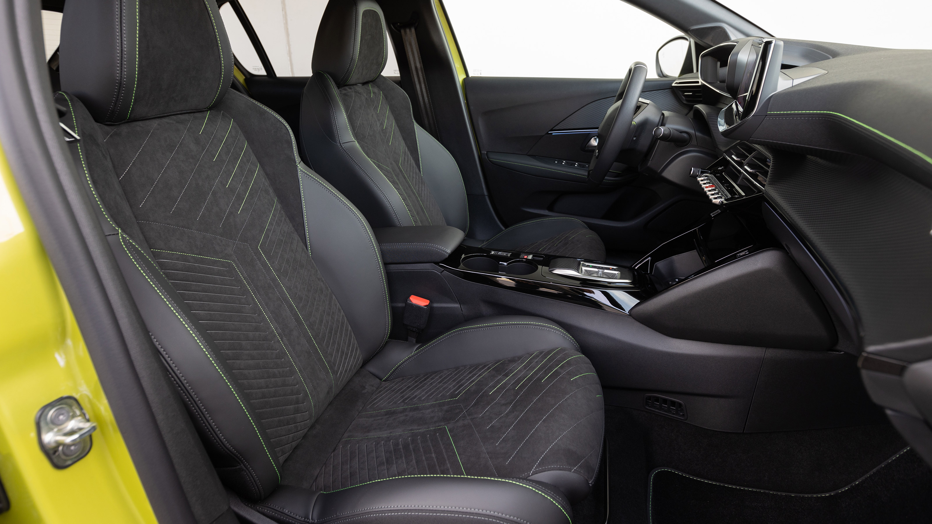 Peugeot E-208 front seats