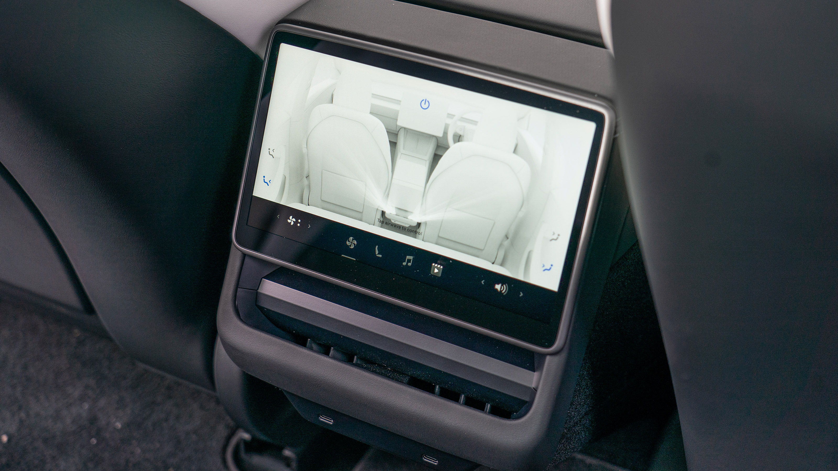 Tesla Model 3 facelift rear display