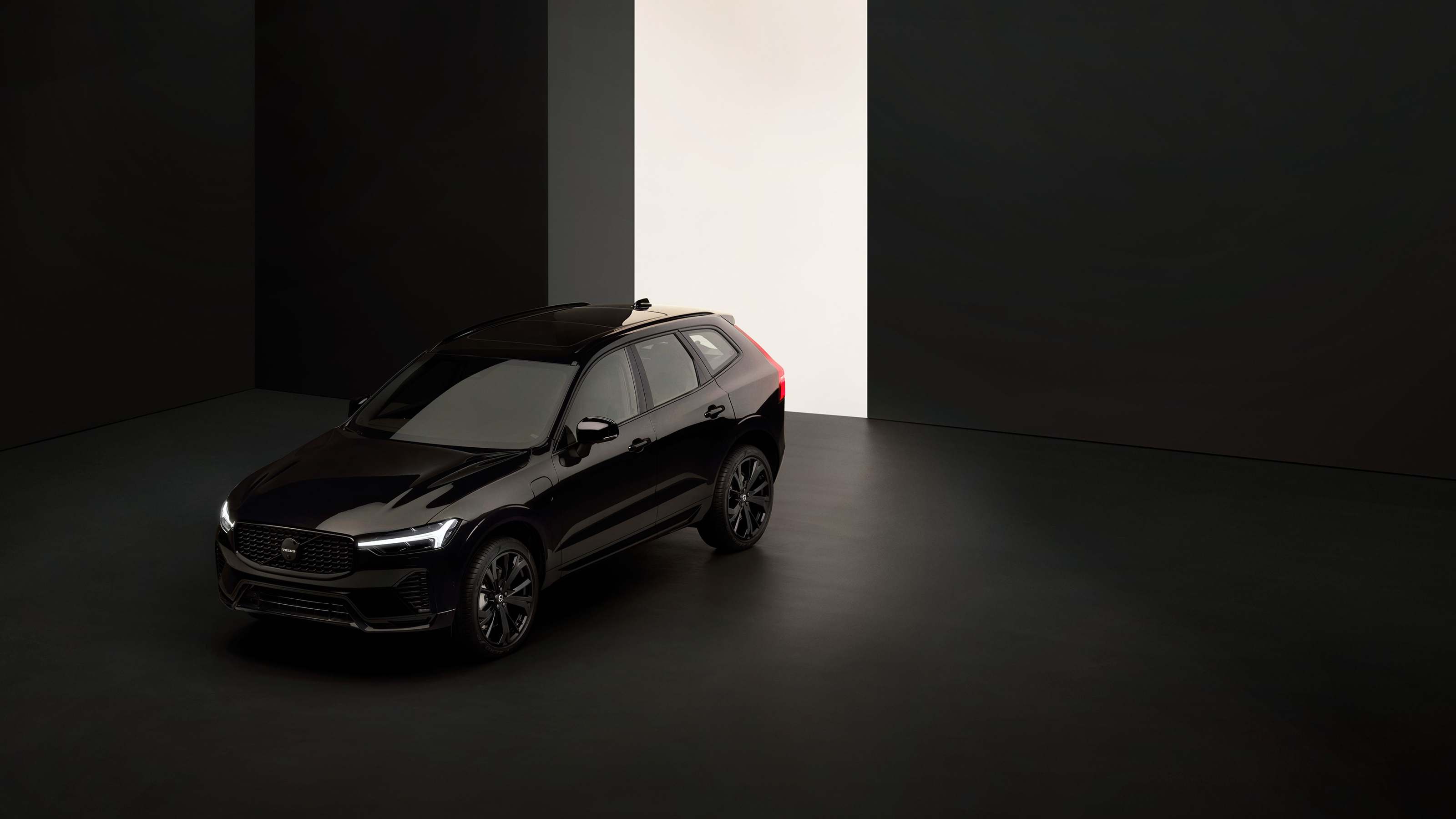 Volvo XC60 Black Edition front quarter view