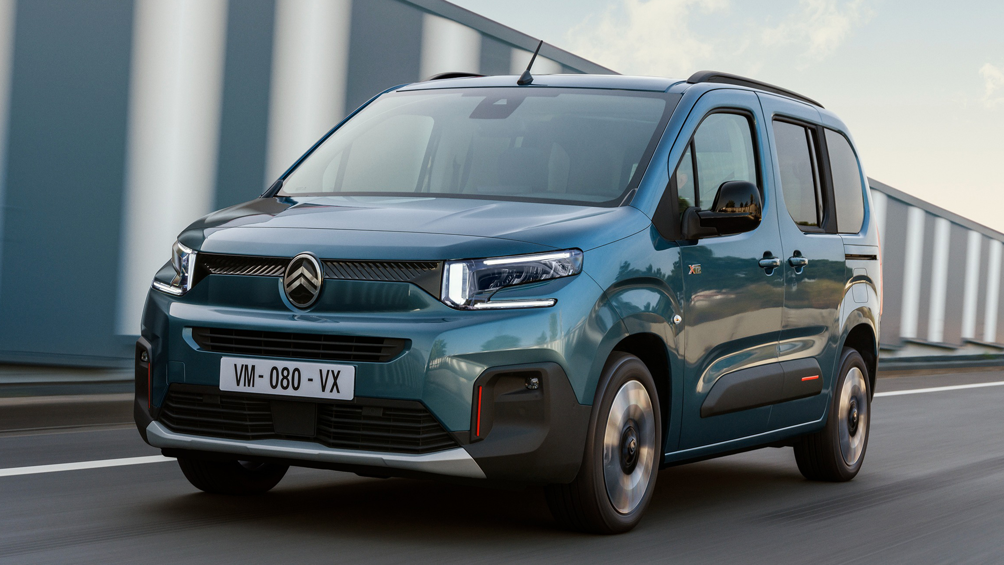 2024 Citroen Berlingo front-quarter dynamic