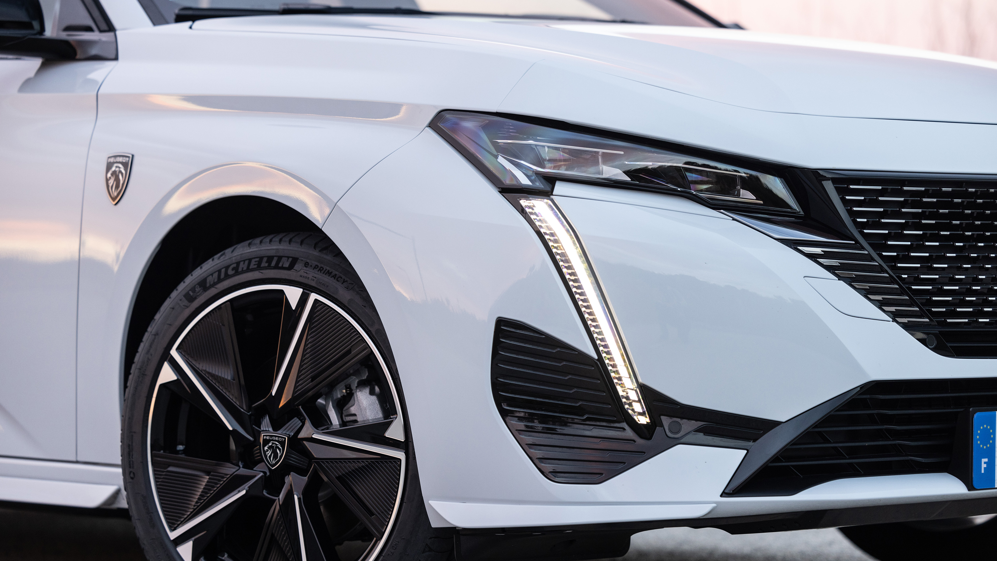 Peugeot E-308 SW headlight