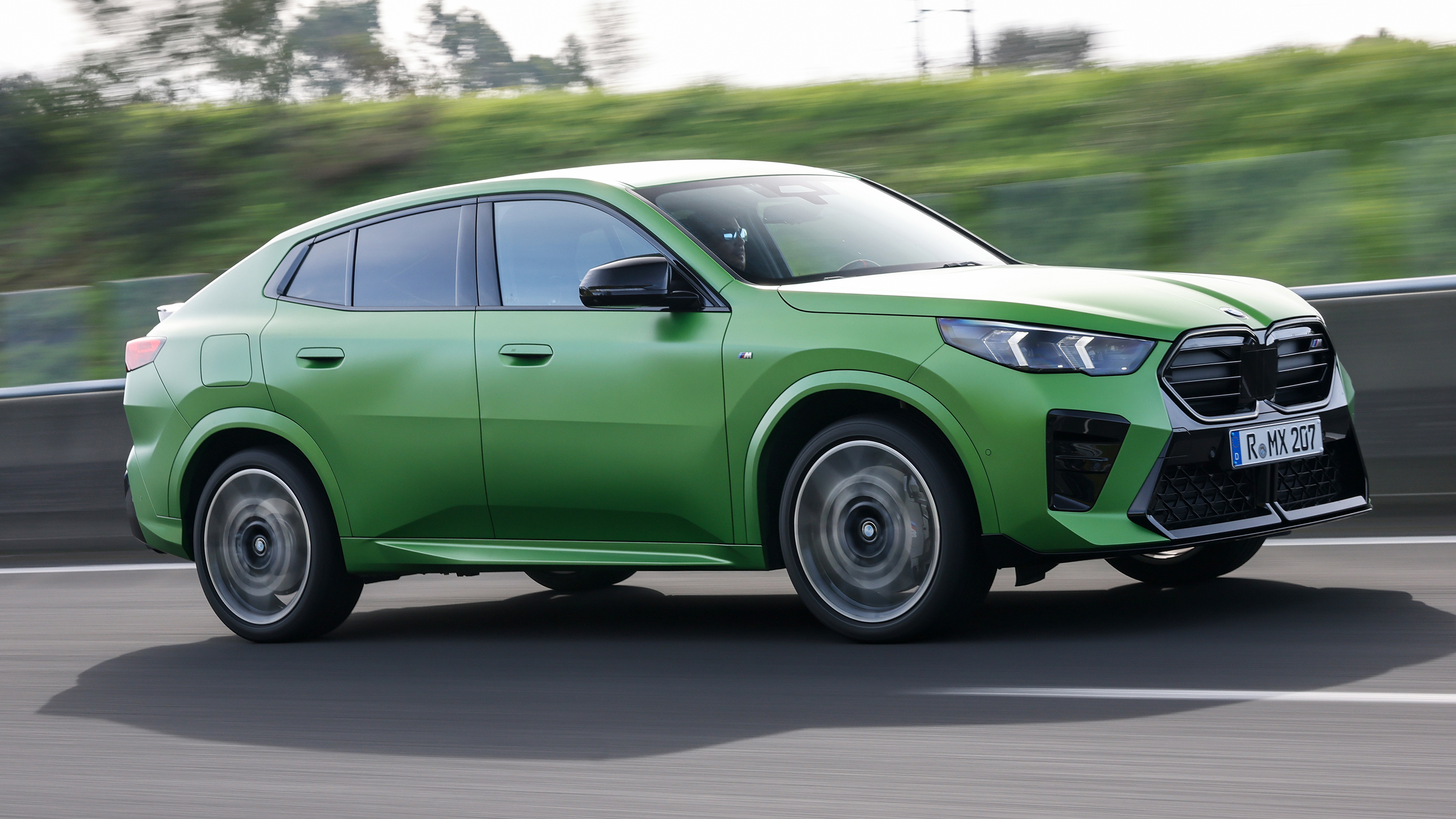 BMW X2 side dynamic