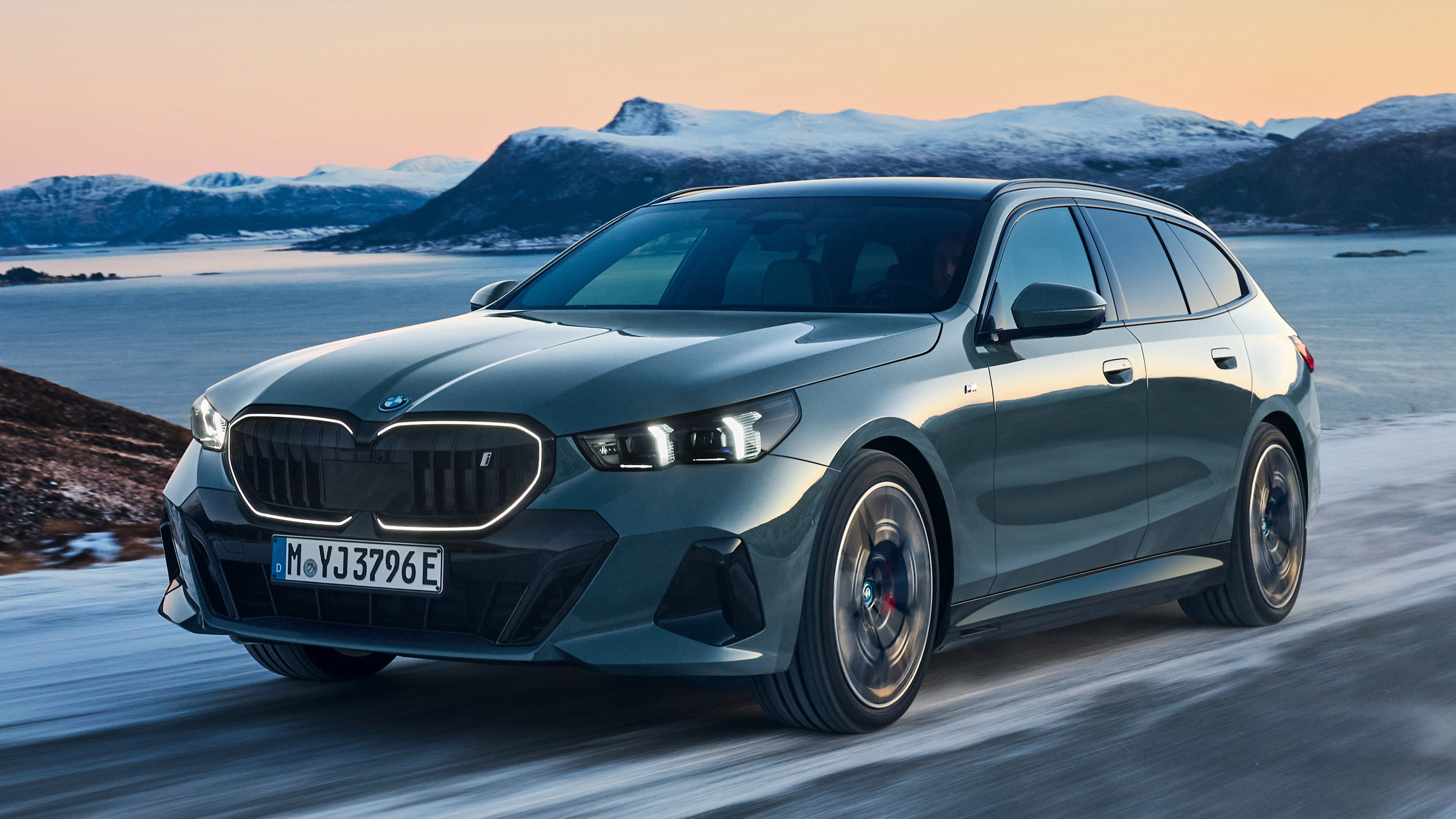 BMW 5 Series Touring front quarter