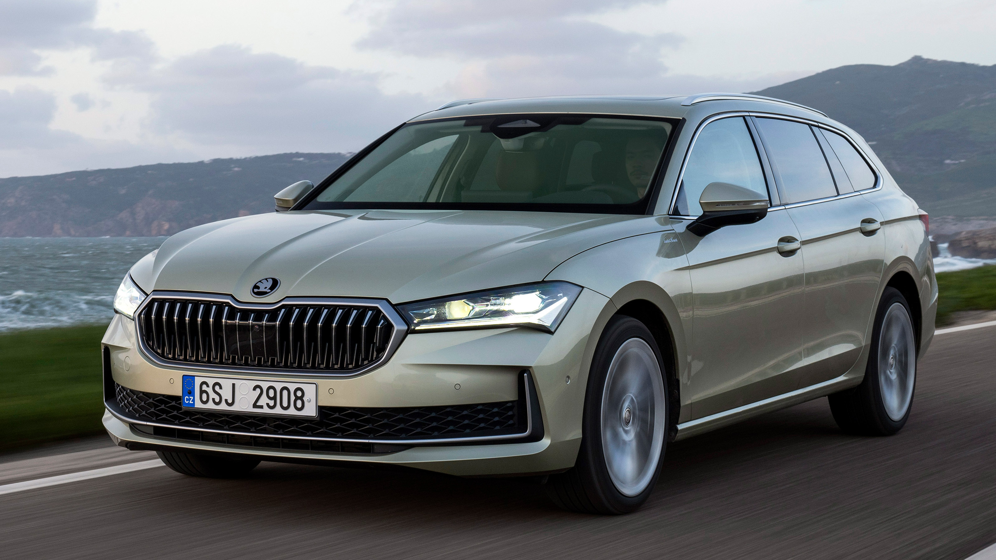 Skoda Superb Estate front quarter