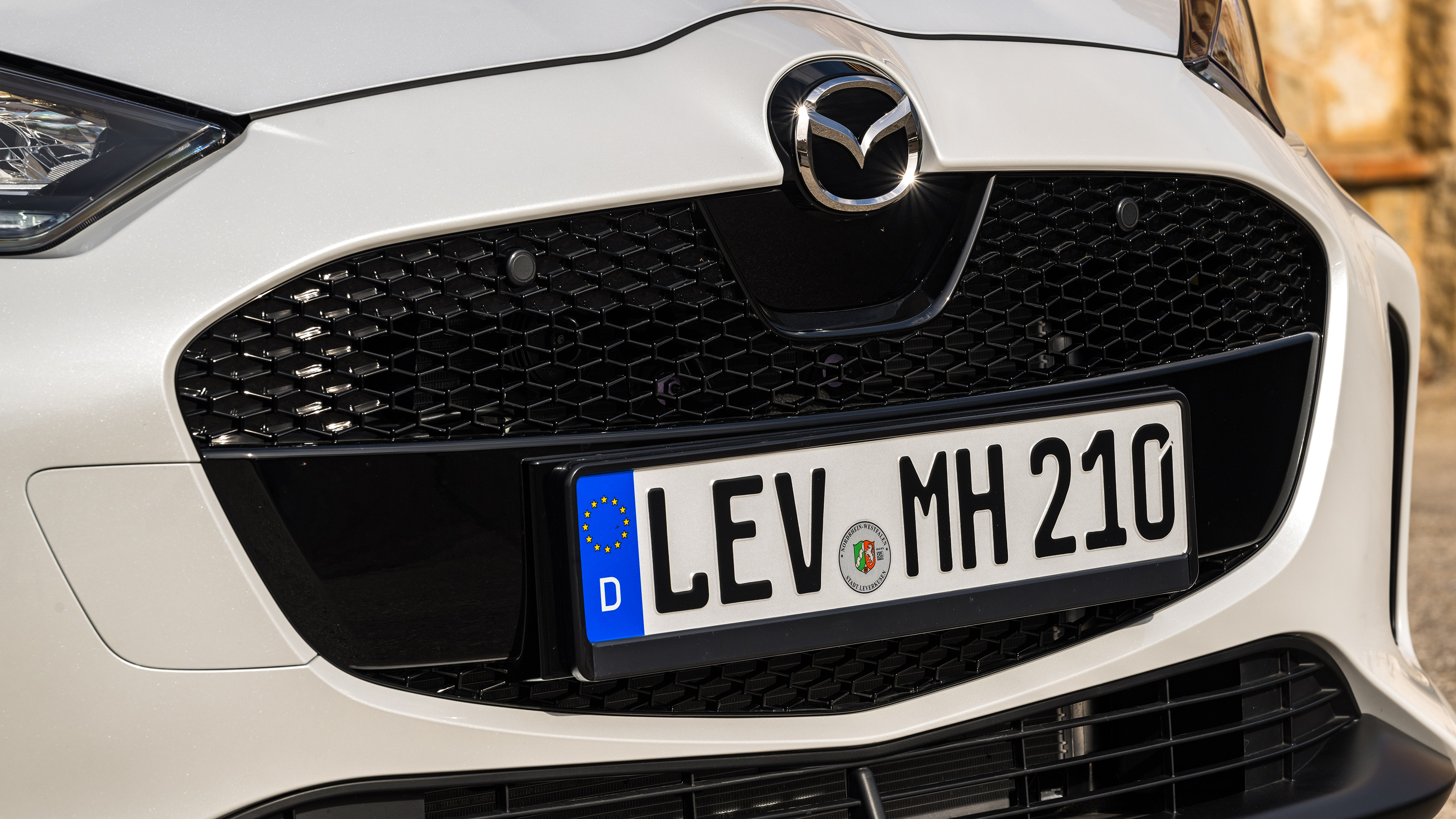 Mazda2 Hybrid grille