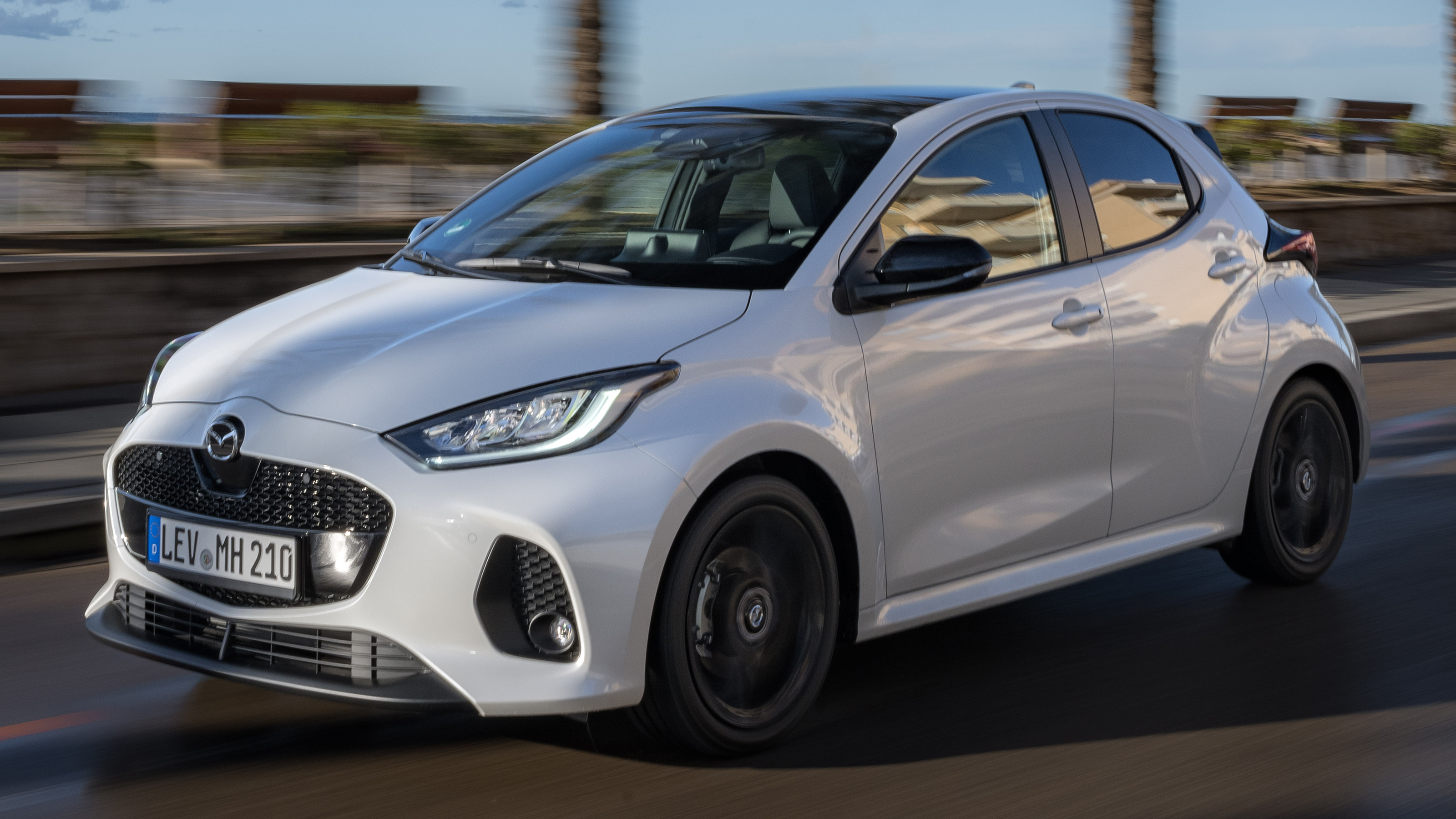 Mazda2 Hybrid side dynamic