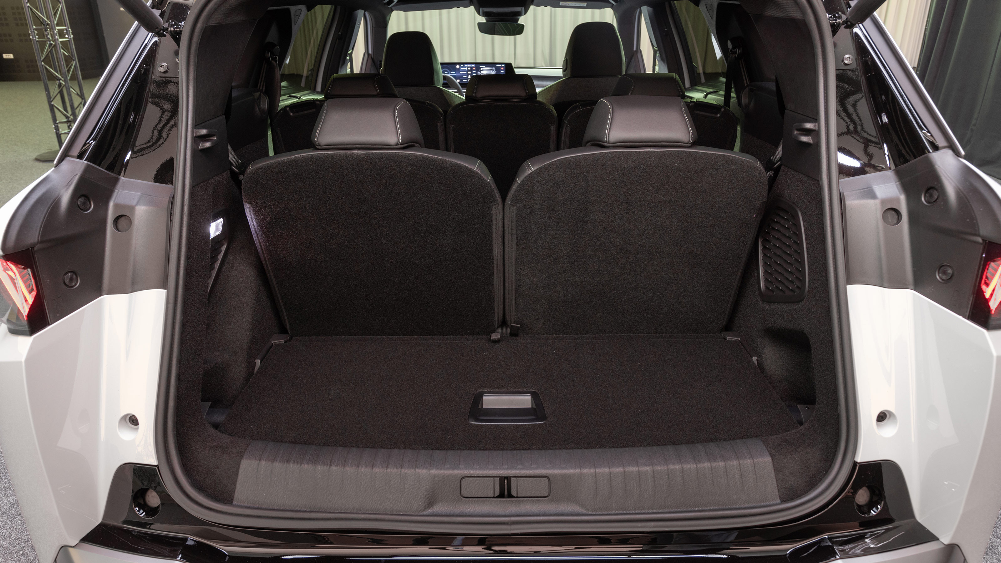 Peugeot E-5008 SUV boot