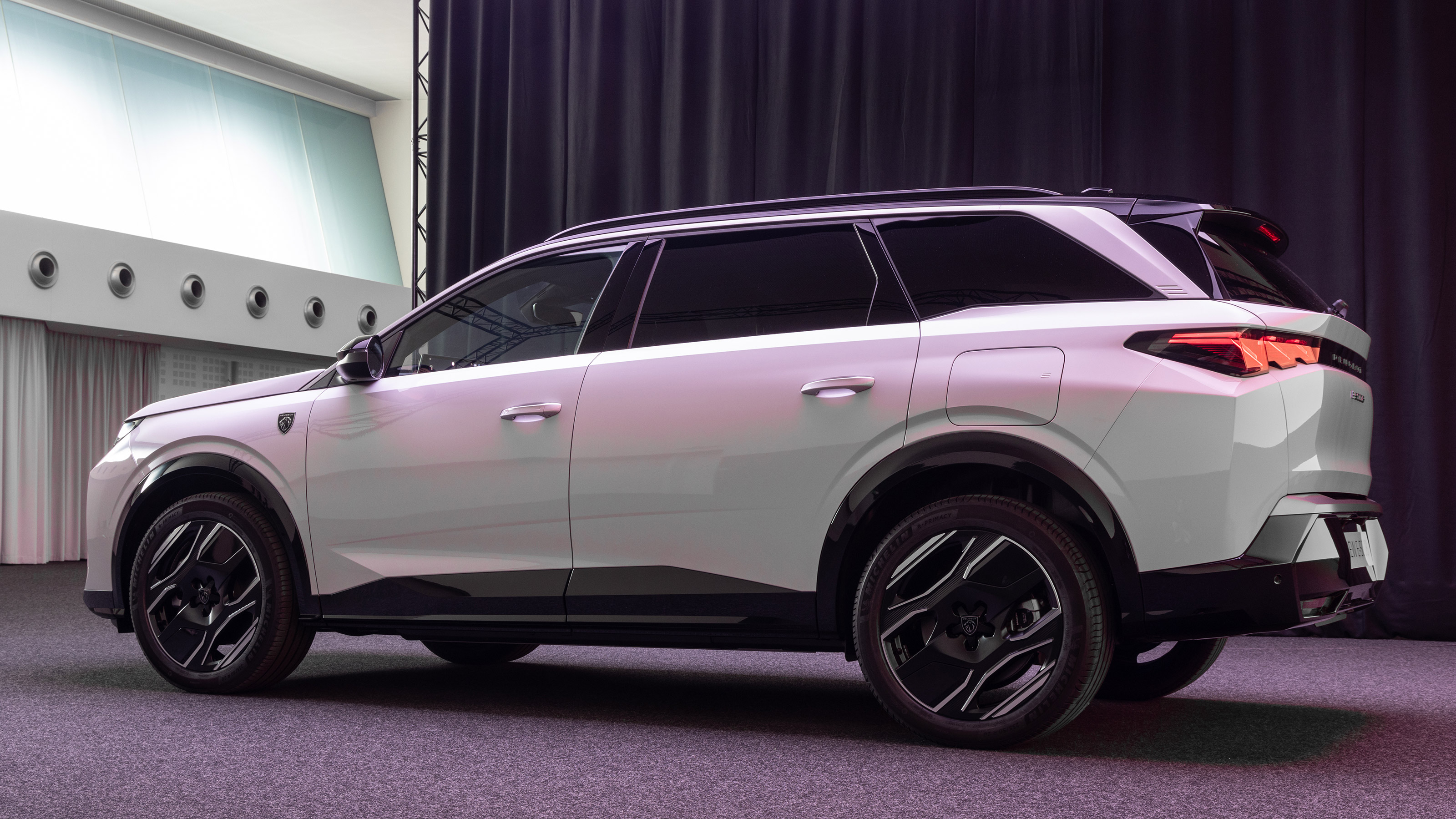 Peugeot E-5008 SUV side