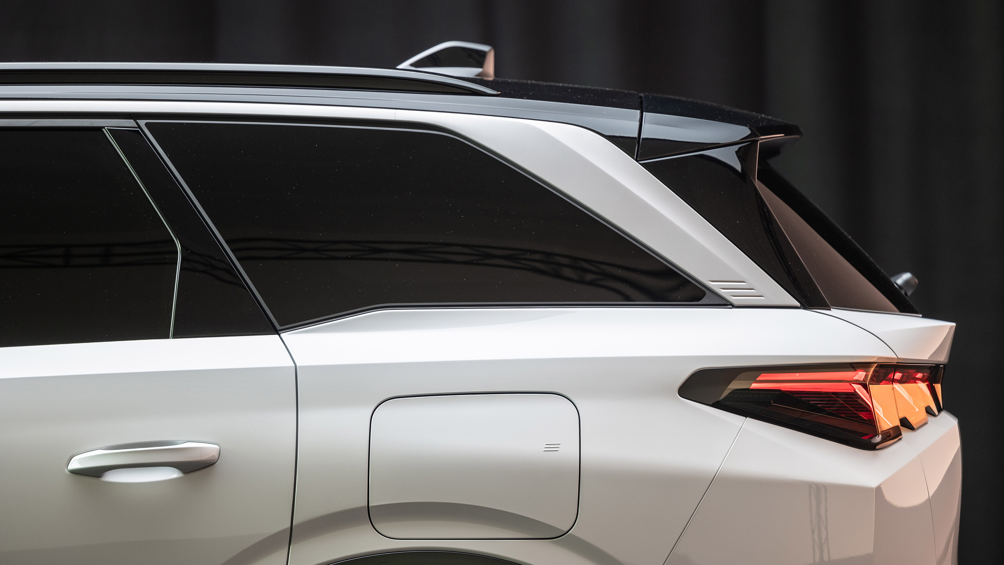 Peugeot E-5008 SUV rear window