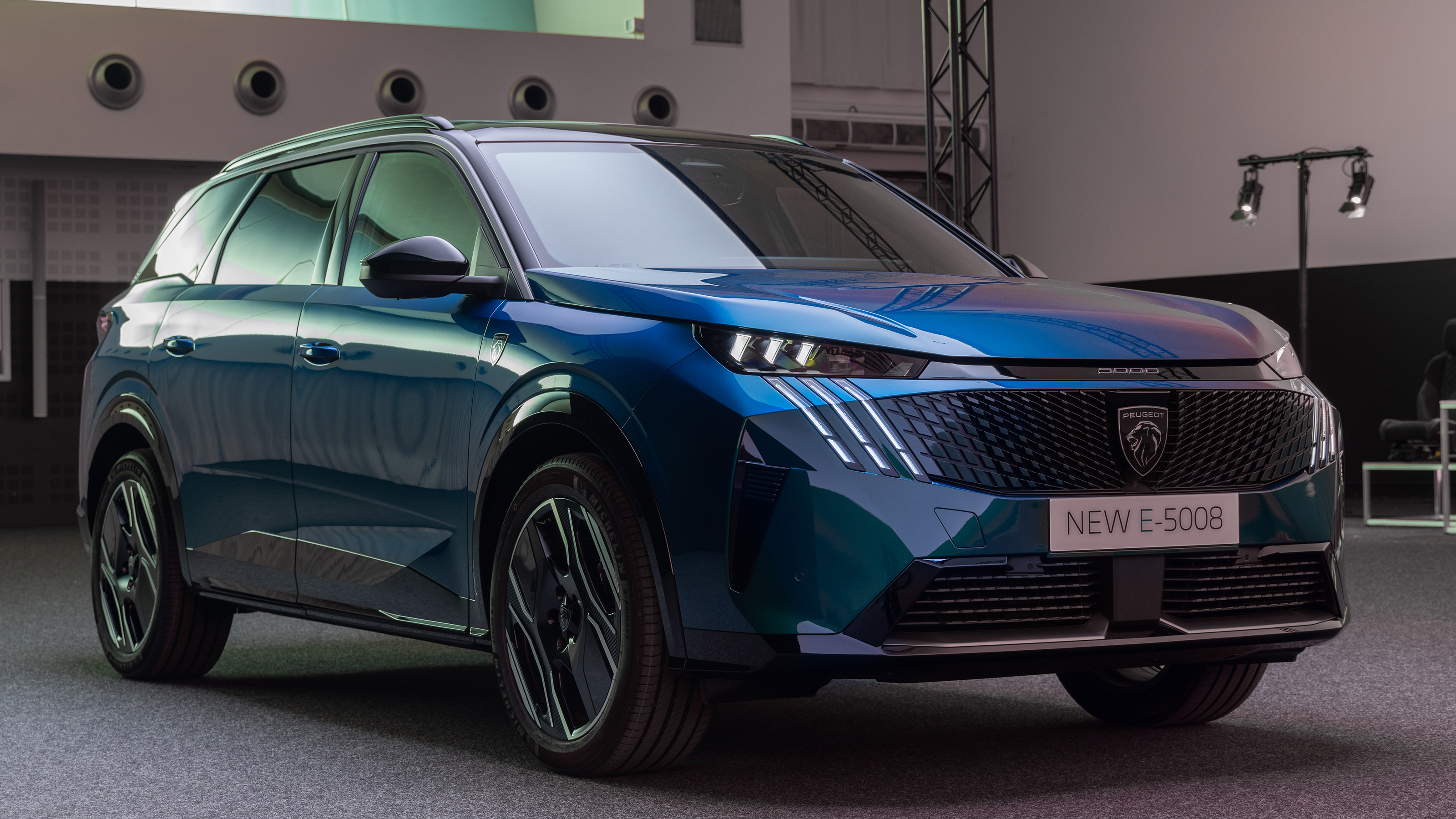 Peugeot E-5008 SUV front quarter