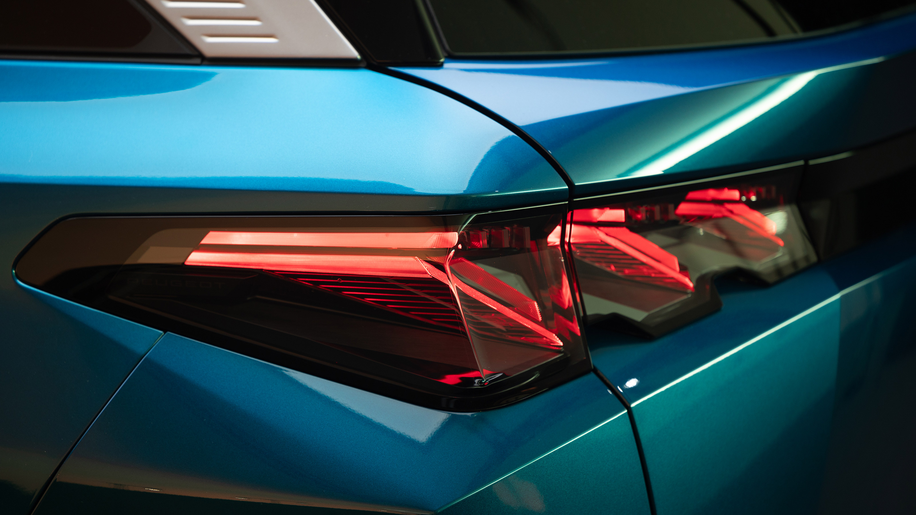 Peugeot E-5008 SUV tail light