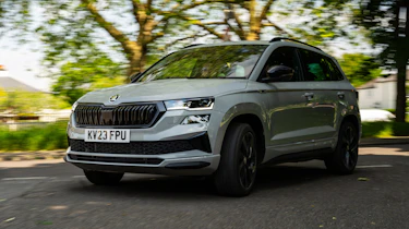 Skoda Karoq SportLine front 3/4 panning