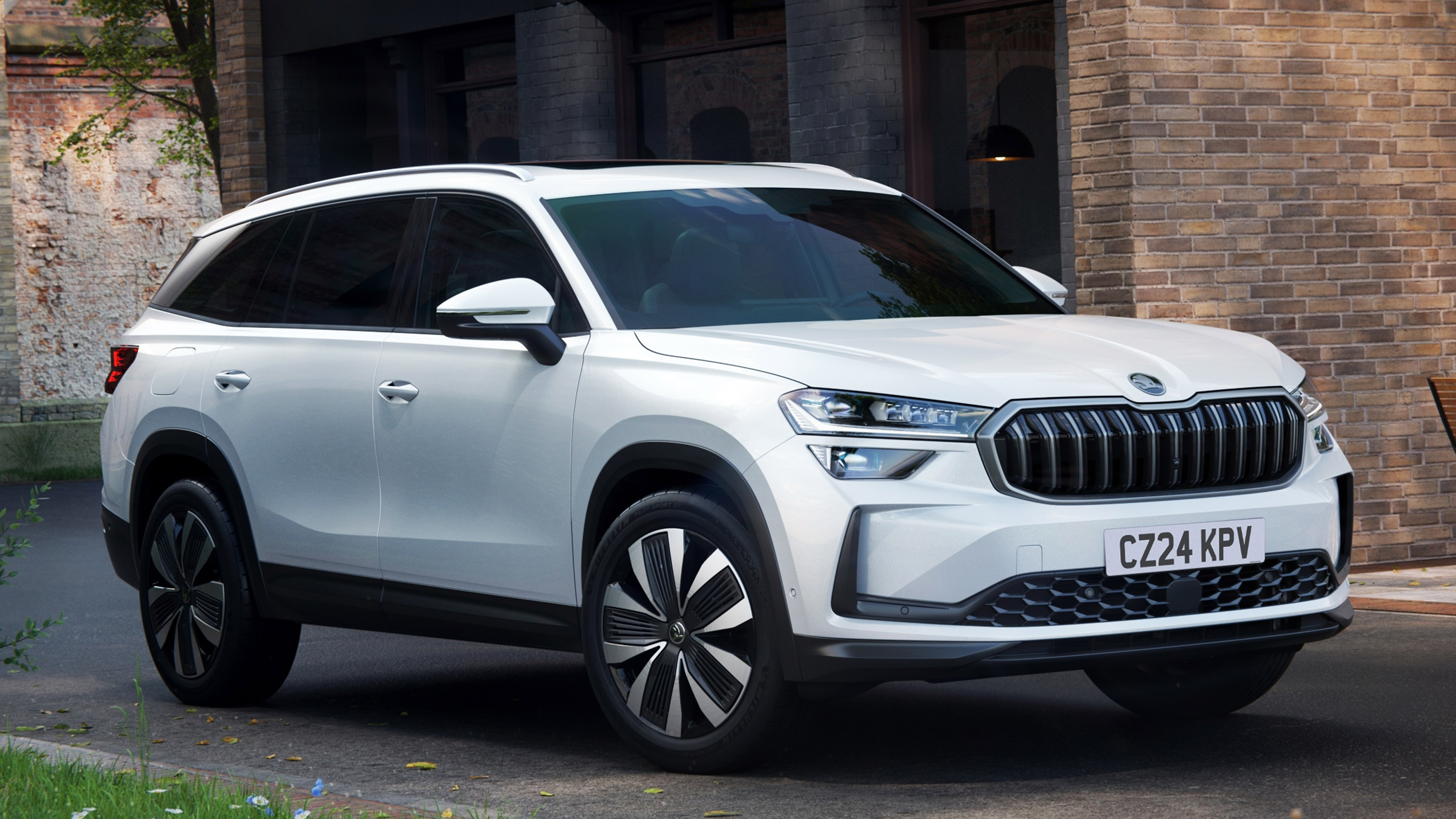 New Skoda Kodiaq front quarter